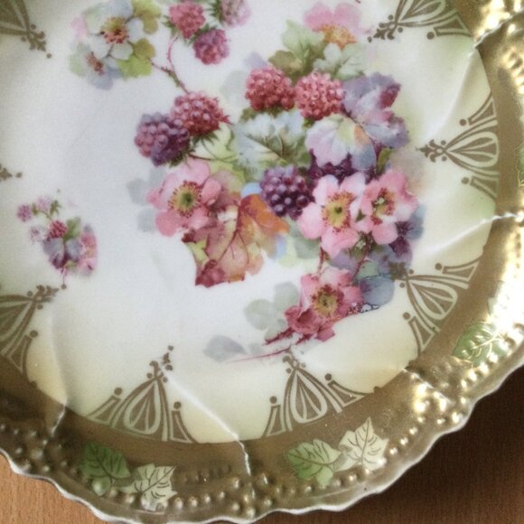 Vintage antique Leuchtenburg Germany porcelain plate gold scalloped berry floral - Picture 7 of 10